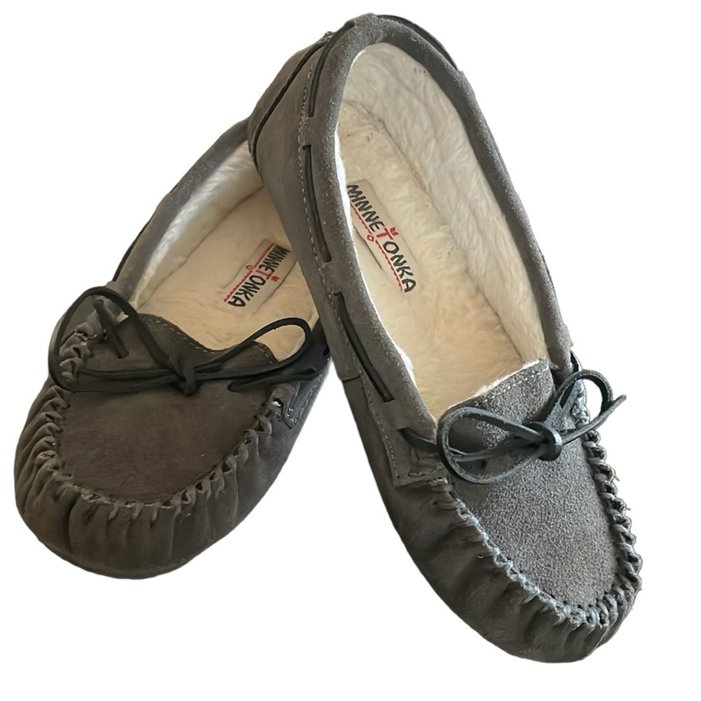 Minnetonka Grey Moccasin Shoe Sz 7 Leather Tie Exterior Side Front Sherpa Lining